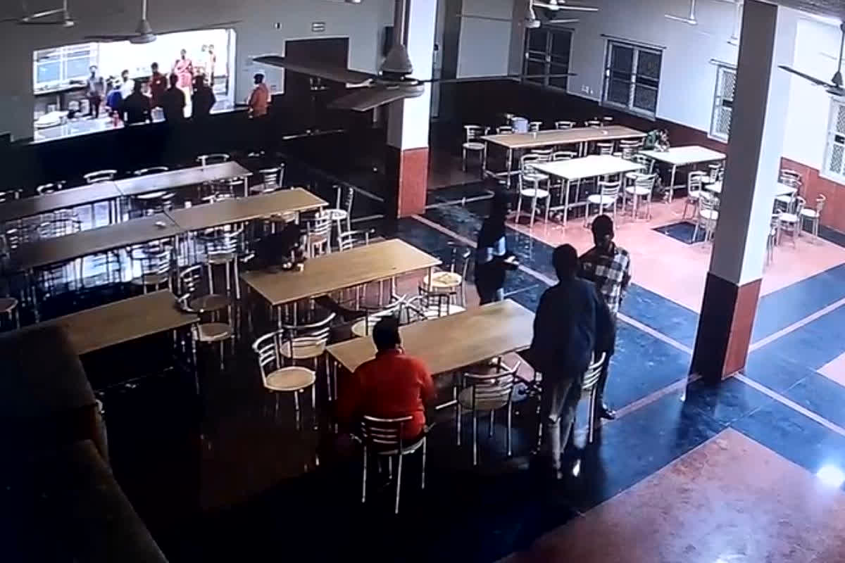 GGU Bilaspur News: यूनिवर्सिटी कैंपस में खौफनाक वारदात! रसोइयों ने मेस में B.Tech छात्र के साथ किया ये कांड, CCTV वीडियो  देख कांप उठे लोग