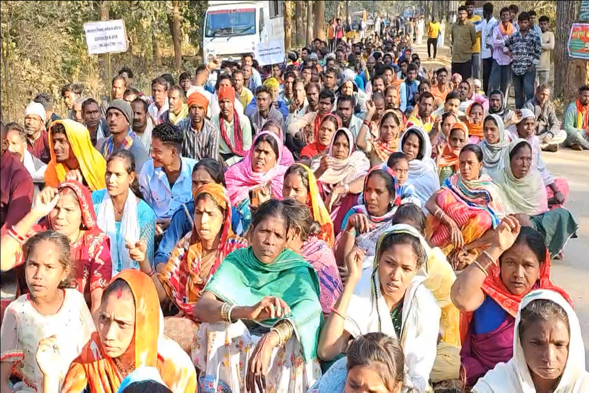 Gariaband News: छत्तीसगढ़ के इन 50 गांवों में बिजली नहीं, तंग आकर ग्रामीणों ने 14 घंटे तक किया चक्काजाम, अब प्रशासन ने दिया लिखित आश्वासन