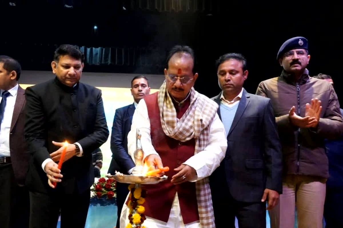 Govt Employees VRS warning: सरकारी अफसर-कर्मचारी सावधान!.. उप मुख्यमंत्री ने दी जबरन रिटायर करने की चेतावनी, जानें क्यों नाराज है डिप्टी CM