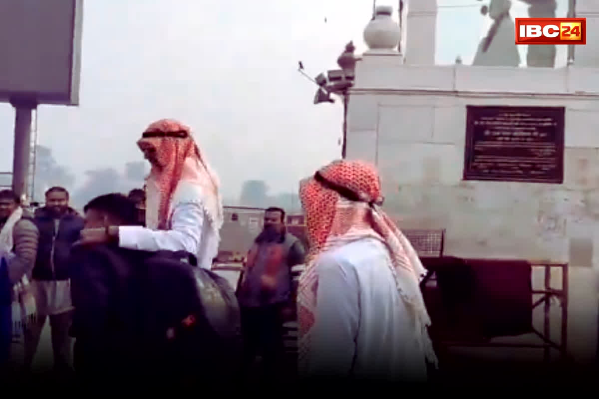 Haridwar Viral Video: हर की पौड़ी पर ‘शेख’ की एंट्री, श्रद्धालुओं में मची सेल्फी की होड़, विदेशी मेहमान समझकर लोगों ने किया स्वागत हकीकत जान दंग रह गई पुलिस