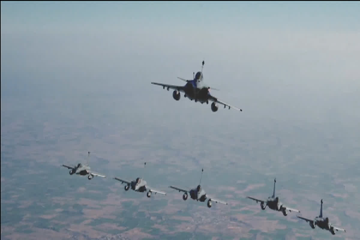 Indian Air Force Formations : कर्तव्य पथ पर IAF का शक्ति प्रदर्शन , गणतंत्र दिवस परेड में इन 8 फॉर्मेशन्स ने रचा इतिहास, जानें हर विमान की खासियत
