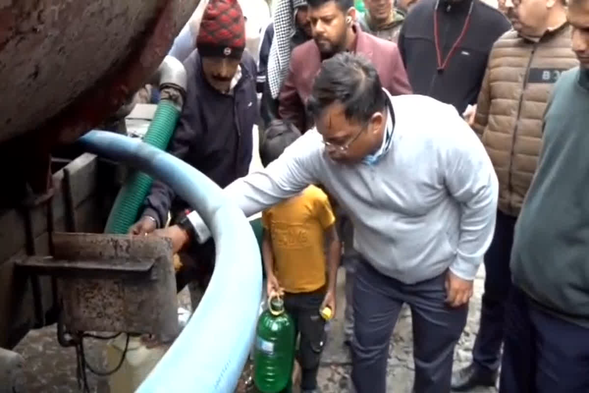 Indore Water Tragedy: दूषित पानी पीने से लोगों की मौत के बाद भी बाज नहीं आया प्रशासन, अब जंग लगे टैंकर से कर रहे पानी की सप्लाई, देखें वीडियो
