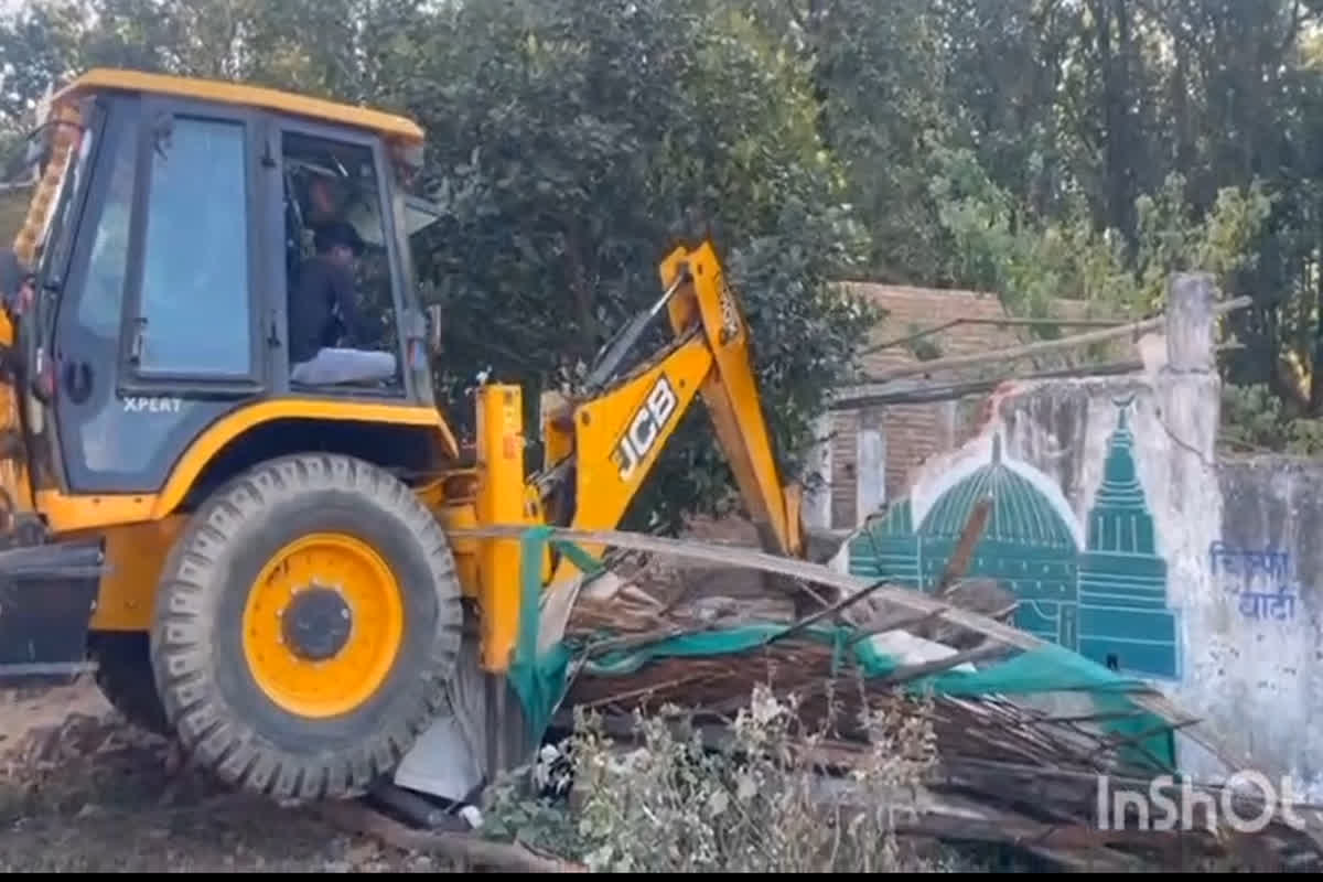 Illegal Masjid in CG: छत्तीसगढ़ में अवैध मस्जिद पर चला बुलडोजर, अब उसी जगह लगेगी भगवान बिरसा मुंडा की भव्य प्रतिमा, प्रशासन की बड़ी कार्रवाई
