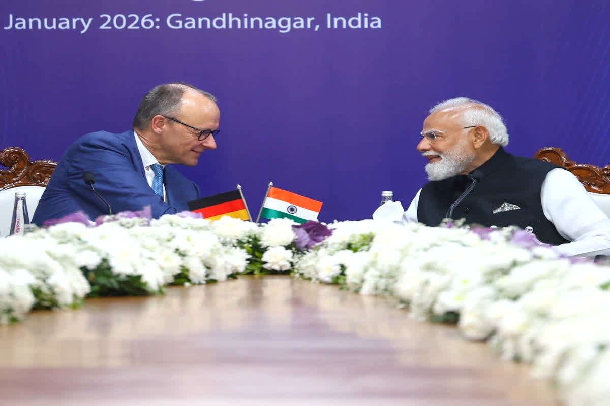 Vande Bharat: गुजरात में मोदी-मर्ज की मुलाकात..नई कूटनीतिक बिसात! Trump Tariff का तोड़..जर्मनी के साथ बड़ी डील? क्या है भारत का नया प्लान, देखें वीडियो