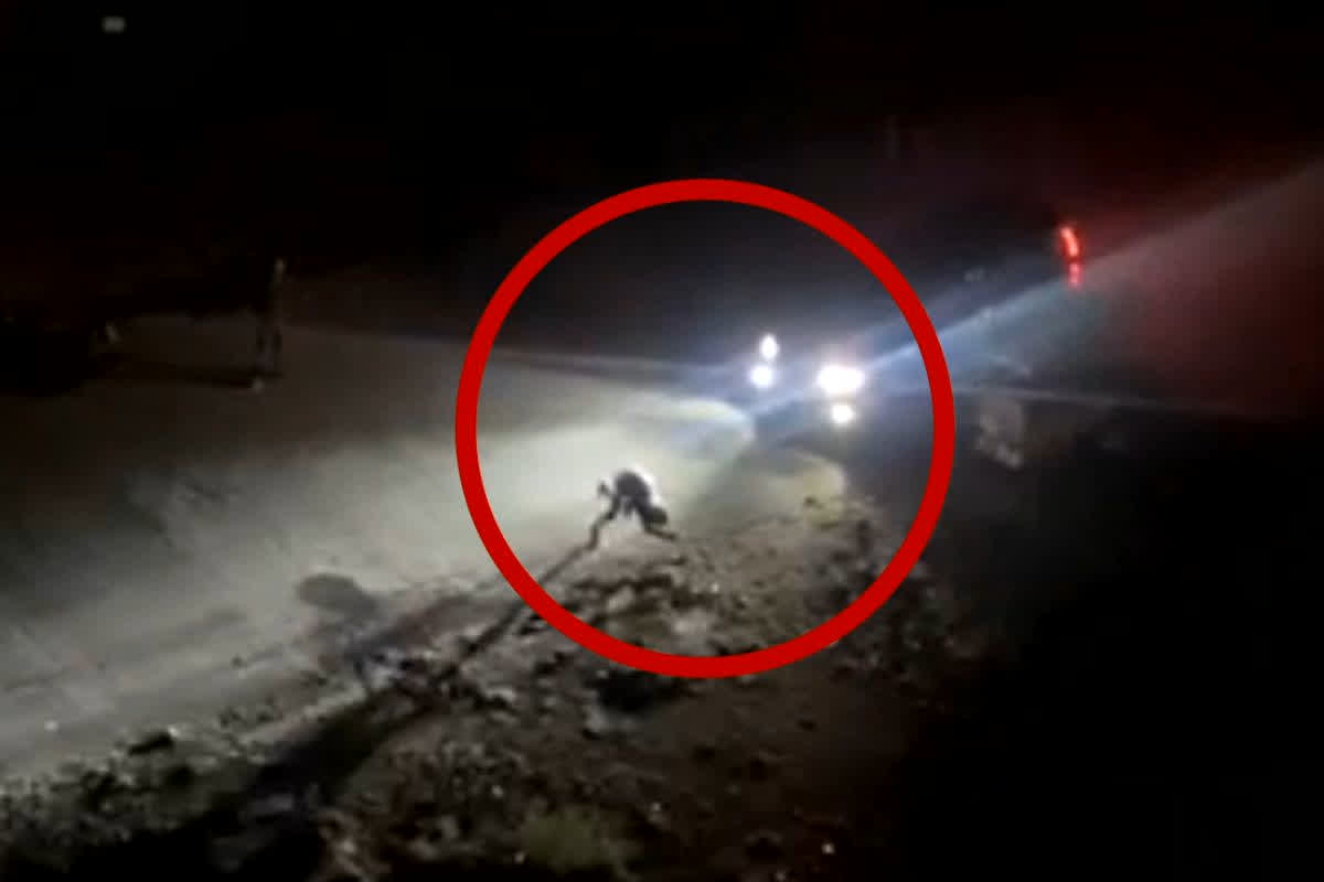Indore Car Viral Video: सड़क पर खड़ा युवक, तेज रफ्तार कार से कुचलने सीधे उसी की ओर… खौफनाक वीडियो देख कांप उठी लोगों की रूह