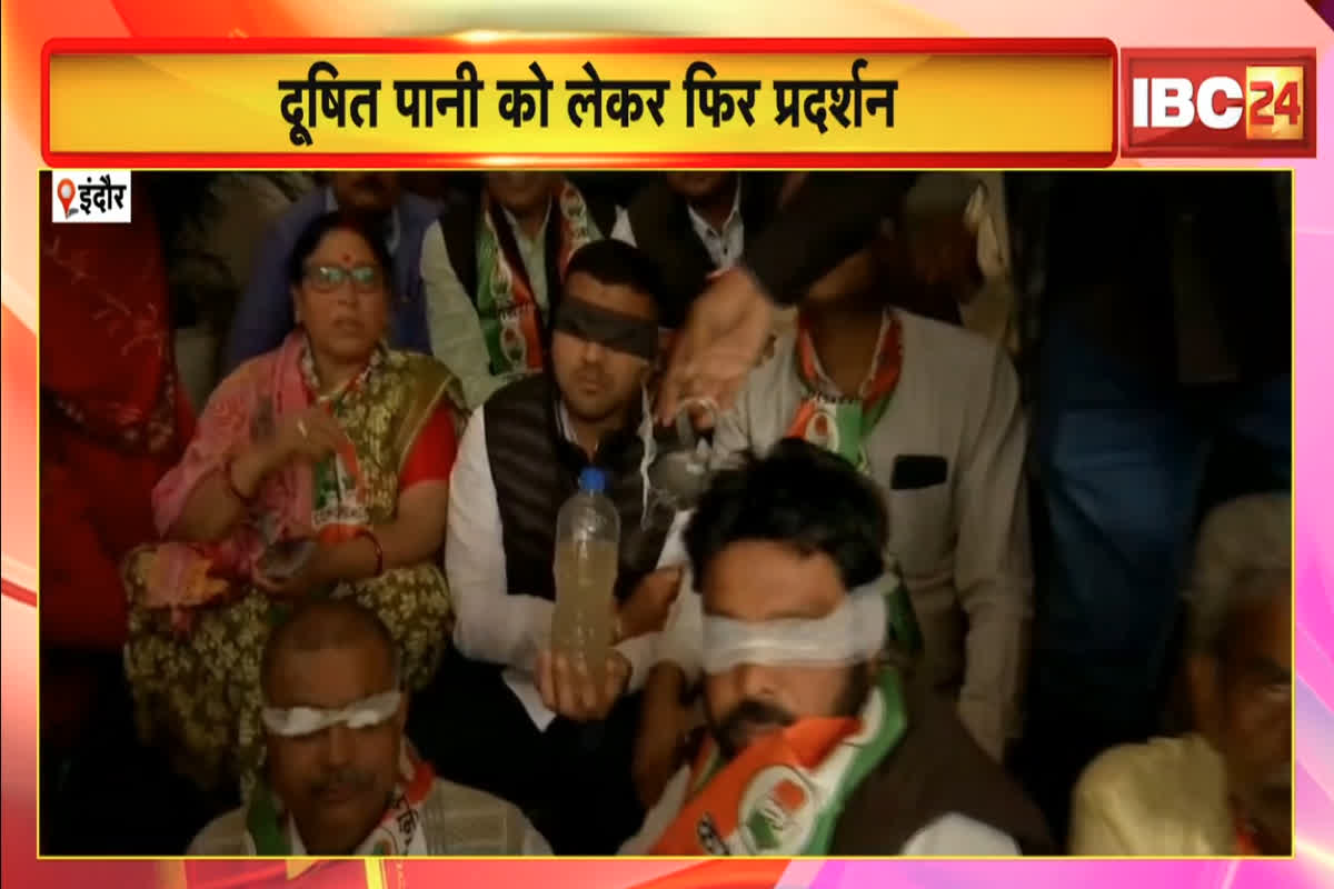 Indore Contaminated Water: दूषित पानी से 15 मौतों के बाद भारी हंगामा! महिलाओं ने की जमकर नारेबाजी… अधिकारियों के पोस्टर जलाए और चप्पलों से की पिटाई, देखें