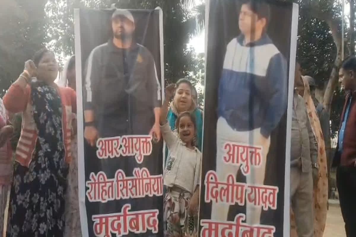 Indore Contaminated Water: दूषित पानी से 15 मौतों के बाद भारी हंगामा! महिलाओं ने की जमकर नारेबाजी… अधिकारियों के पोस्टर जलाए और चप्पलों से की पिटाई, देखें