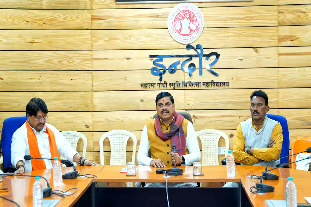 Indore Contaminated Water: इंदौर दूषित पानी मामले में मोहन सरकार का बड़ा एक्शन, हटाए गए नगर निगम के अपर आयुक्त, जानें किसे दी गई नई जिम्मेदारी