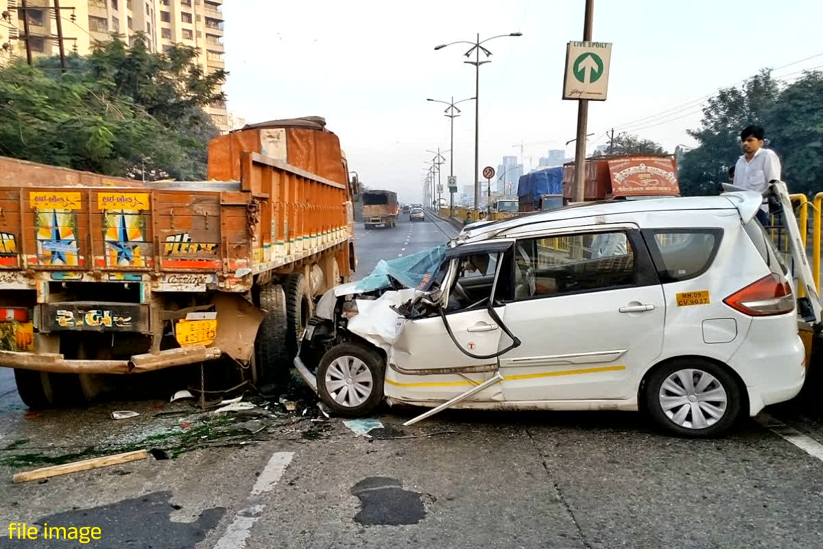Indore Road Accident Video: पूर्व गृहमंत्री के बेटी की सड़क हादसे में दर्दनाक मौत.. सीधे ट्रक में जा घुसी तेज रफ़्तार कार, देखें Video..