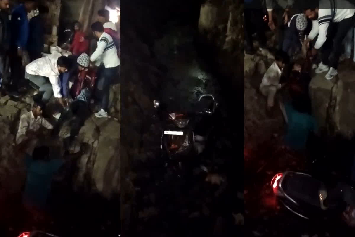Indore News: सड़क पर खोदे गहरे गड्ढे में गाड़ी सहित गिरी युवती! मची चीख-पुकार, सरकारी लापरवाही की सारी हदें पार, लोगों ने ऐसे बचाई जान