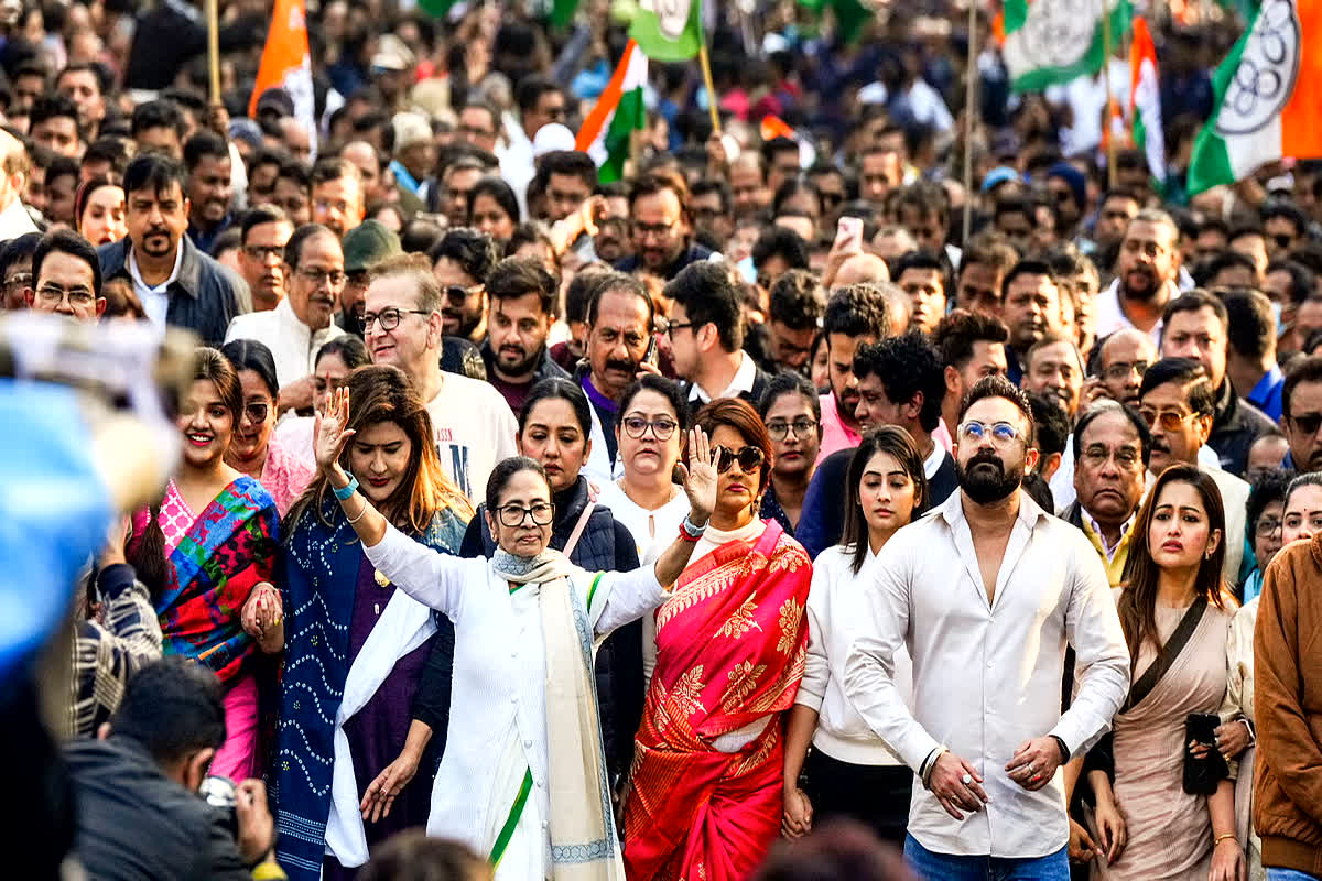 Vande Bharat: दिल्ली से बंगाल..हंगामा और बवाल! ED की कार्रवाई पर बंगाल की सड़कों पर सियासी संग्राम, ममता बनर्जी के नेतृत्व में TMC का प्रदर्शन, देखें वीडियो