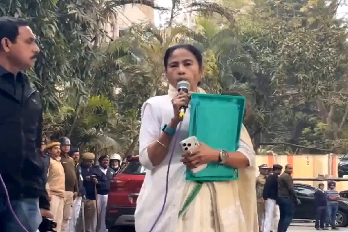 Kolkata ED Raid News: जहां चल रही ED की रेड, वहां पहुंच गई मुख्यमंत्री ममता बनर्जी… कहा- मैं बीजेपी कार्यालय पर रेड करूं तो क्या होगा?