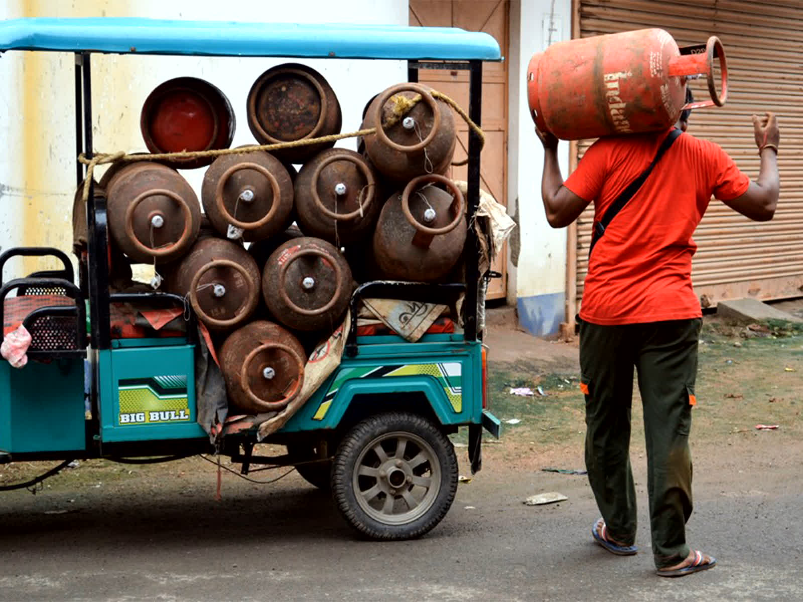 LPG Cylinder Price Today: घरेलू LPG सिलेंडर गैस में 10 रुपये का इजाफा.. तेल कंपनियों ने जारी किया नोटिफिकेशन, जाने क्या है आज की नई कीमत..