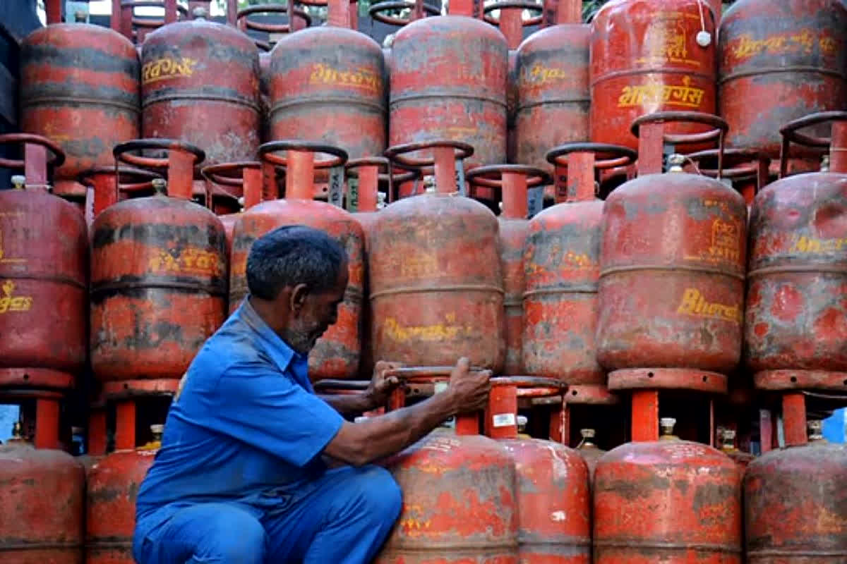 LPG Cylinder Price Today: जनता को महंगाई का तगड़ा झटका.. 10 रुपये तक महंगा हुआ घरेलू LPG सिलेंडर, जानें क्या है आज की कीमत