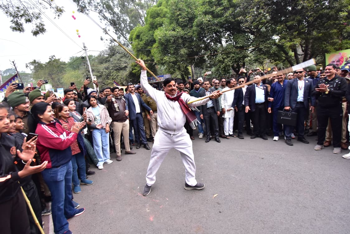 Mohan Yadav Lathi Pradarshan: CM मोहन यादव का अलग अंदाज़! राहगीरी उत्सव में दिखाया देसी दम, लाठी प्रदर्शन देख हर कोई रह गया दंग
