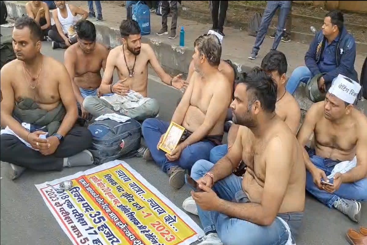 MP Teachers Candidates Protest: राजधानी में  चयनित शिक्षकों का हल्ला बोल! 8420 पद निकले, भर्ती सिर्फ 2901 की… अर्धनग्न होकर मांगी भीख, बोले- नौकरी नहीं तो आंदोलन जारी रहेगा