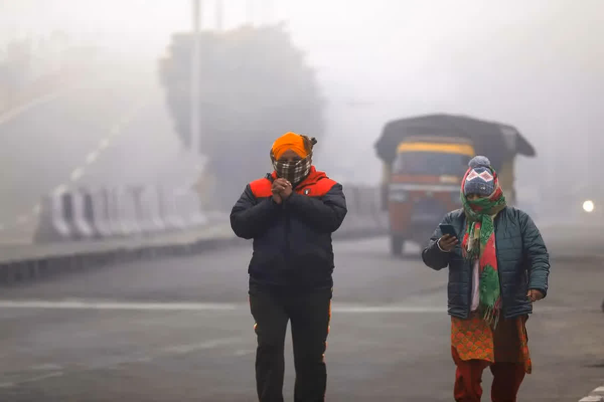 Mp Weather Update Today: राजधानी समेत इन जिलों में पड़ रही हाड़ कंपाने वाली ठंड, 3.2 डिग्री तक लुढ़का पारा, घने कोहरे से थामी ट्रेनों की रफ्तार
