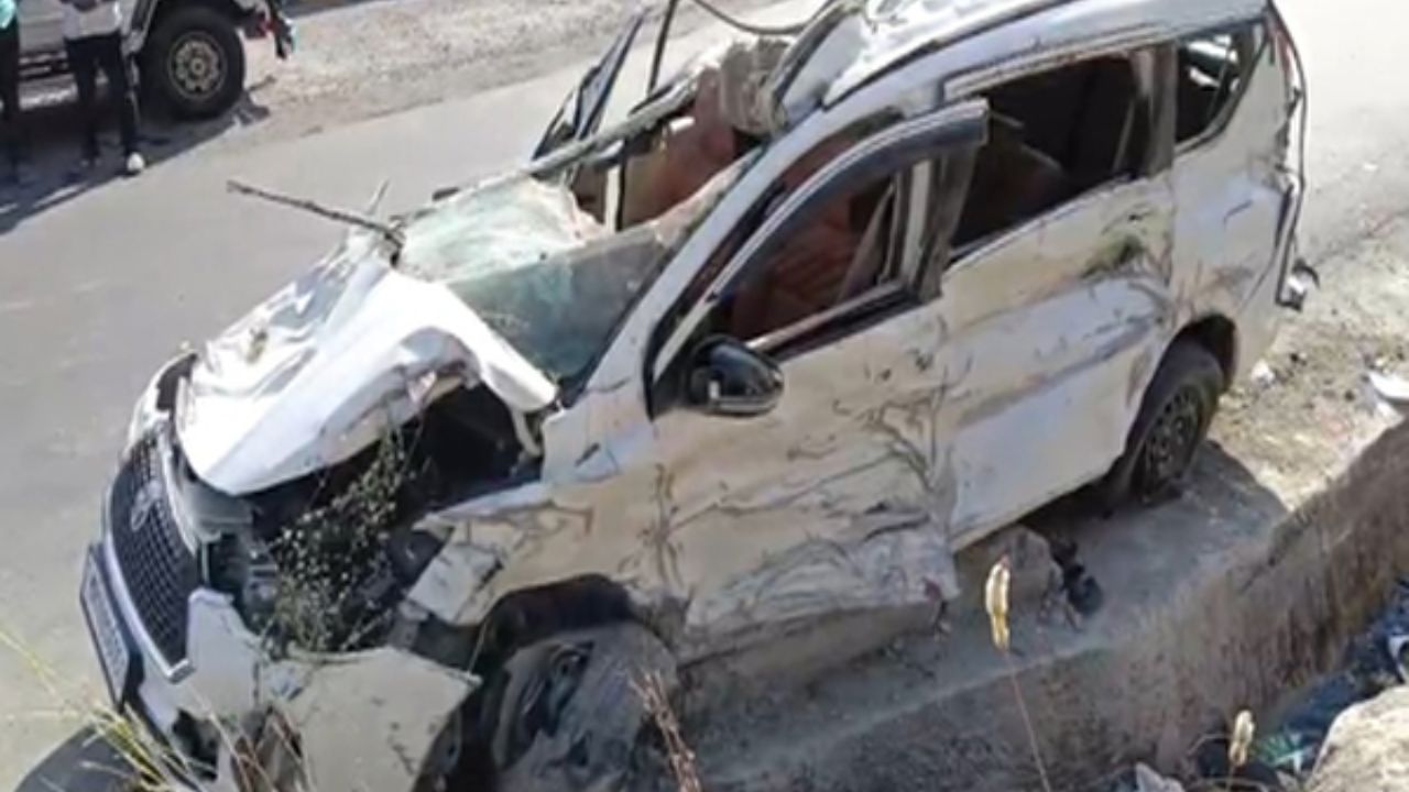 Maharashtra Road Accident: भयानक कार एक्सीडेंट, तीन लोगों की मौत, कई घायल, कार पूरी तरह से क्षतिग्रस्त