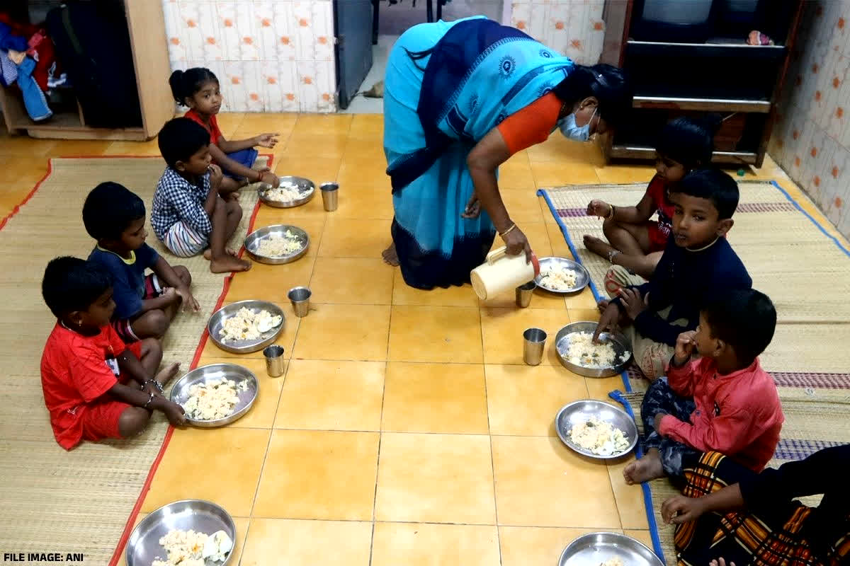 Mid Day Meal Food Poisoning: इस सरकारी स्कूल में ‘मध्यान्ह भोजन’ खाते ही 33 बच्चे पहुंचे अस्पताल.. प्रशासन में हड़कंप, जानें क्या था मेन्यू में
