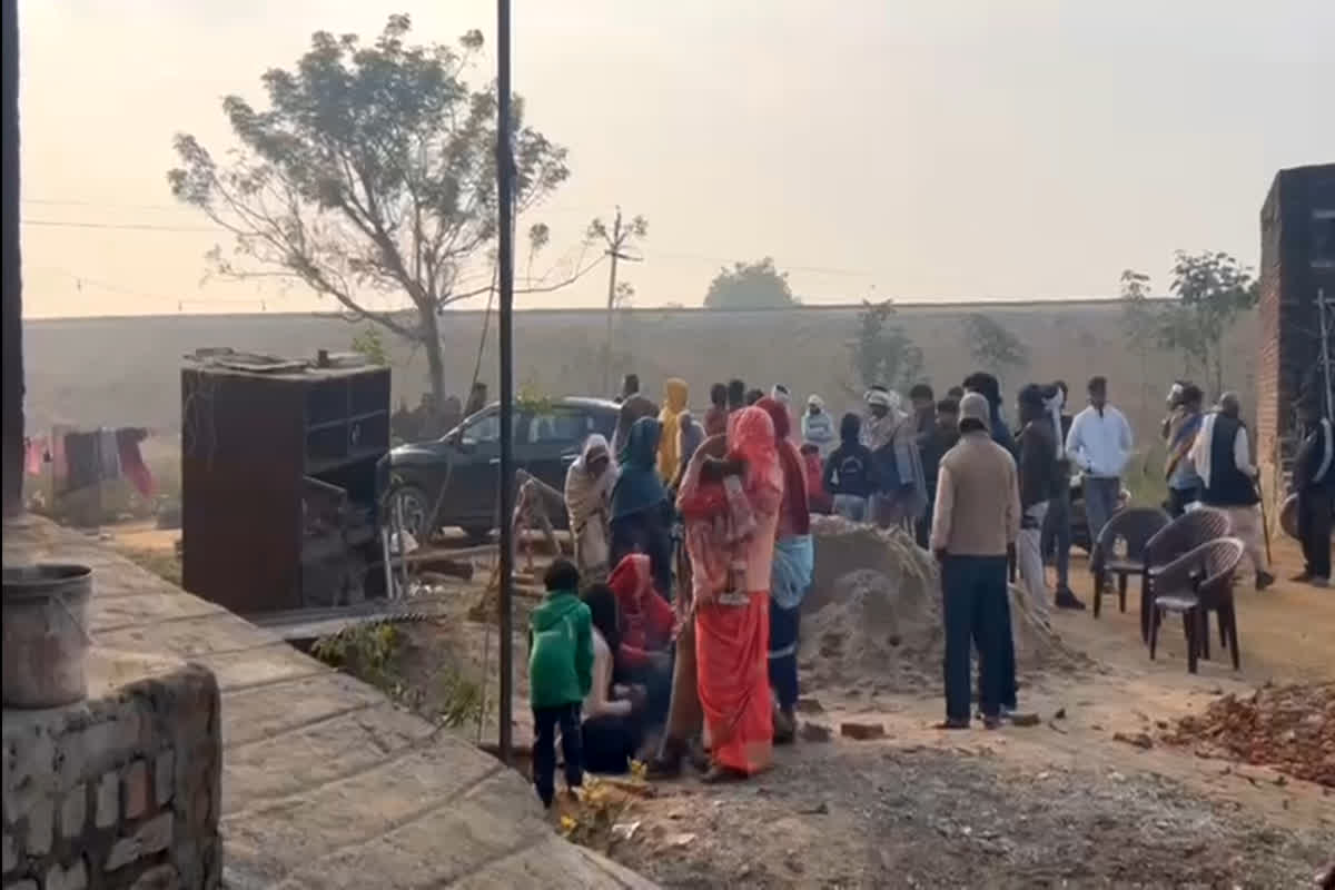 Morena Loot News: आधी रात छत के रास्ते घुसे बदमाश, फिर बंदूक के नोक पर किन्नरों के सामने किया ये काम, आधे घंटे की पूरी कहानी जानकर पुलिस भी हैरान