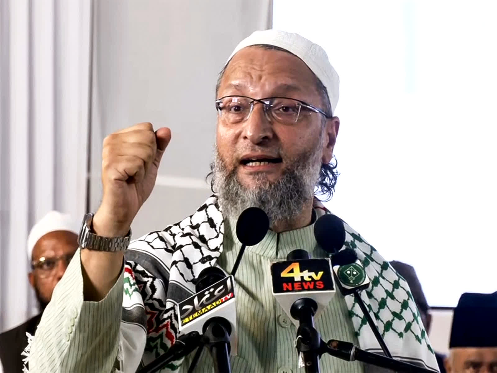 Owaisi challenges PM Modi: AIMIM लीडर ओवैसी ने PM मोदी को याद दिलाया 56 इंच का सीना.. पाकिस्तान से इन आतंकियों को पकड़कर भारत लाने की मांग