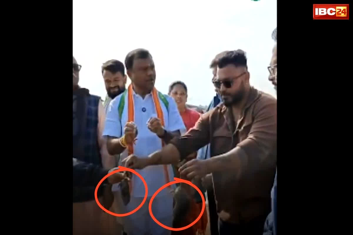 PCC Chief Deepak Baij: ‘बस्तर के धान खरीदी केंद्र पर मिले सरकार के चूहे’, PCC चीफ दीपक बैज ने दो को पकड़ कर पूछा, इन चूहों ने कितने का धान खाया है?