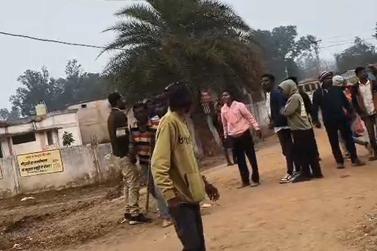 Pendra News: भाई अपनी बहन और उसकी सहेलियों के साथ पानी टंकी के पास कर रहे थे ये काम, एक भनक लगते ही गांव में मच गया बवाल, वीडियो वायरल