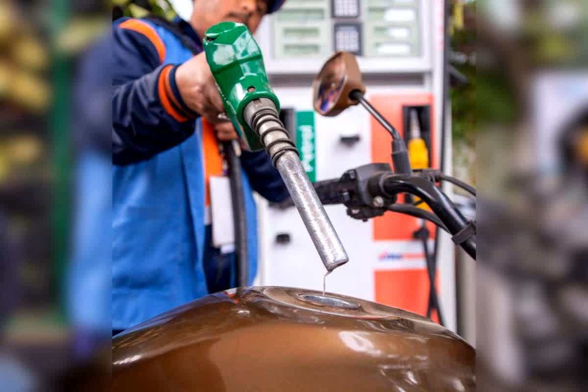 Petrol Diesel Price 03 January 2026: 10 रुपए सस्ता हुआ पेट्रोल, डीजल की कीमतों में भी बड़ी राहत, नए साल से आम जनता के आ गए अच्छे दिन