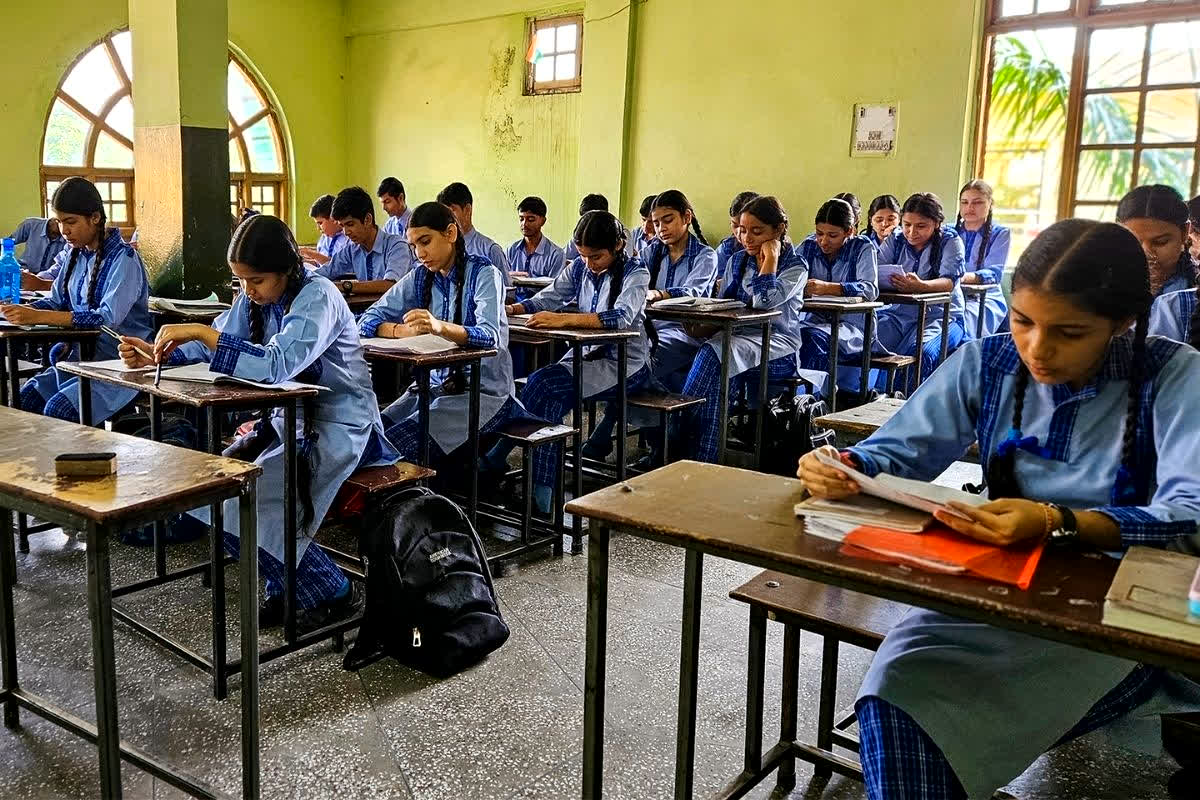 Public Holiday Declared Notification: सार्वजनिक छुट्टियों का ऐलान.. आज से 10 जनवरी तक स्कूलों को बंद रखने का आदेश, प्राचार्यों को ये निर्देश