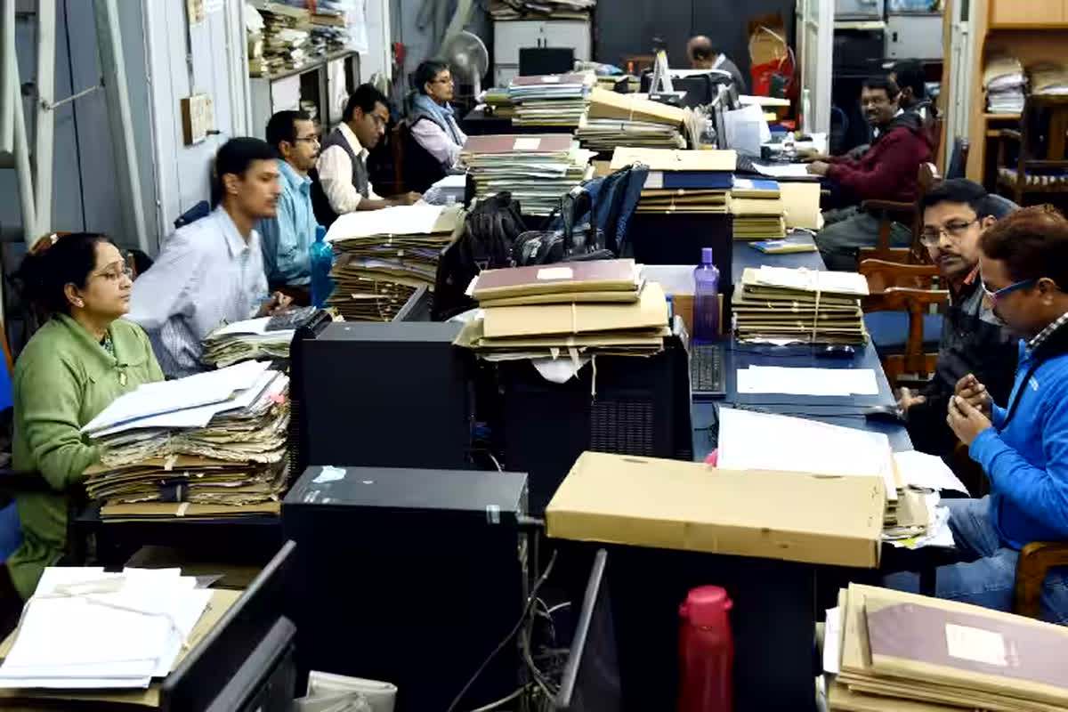 Public Holiday List 2026: सरकारी कर्मचारियों के लिए बड़ी खुशखबरी! 2026 में मिलेंगी 103 छुट्टियां, सरकार ने जारी की पूरी लिस्ट, देखें