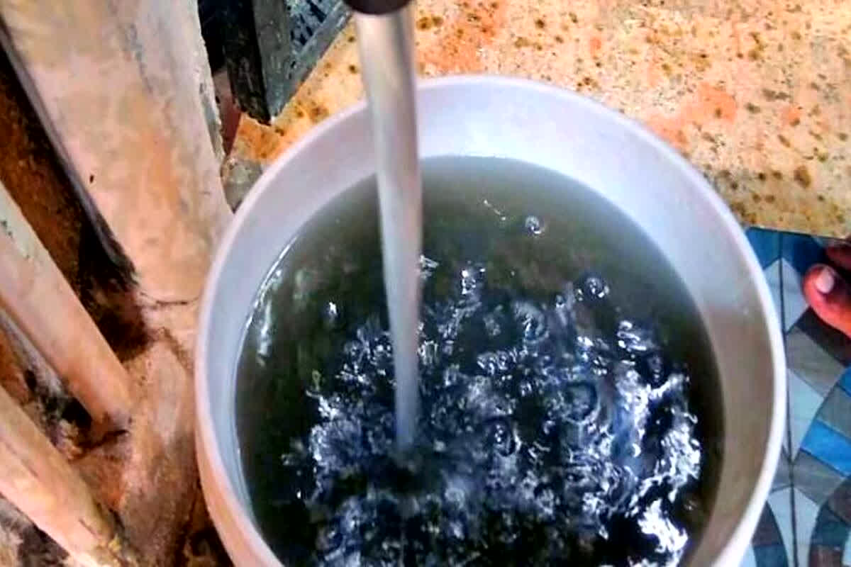 Raipur Contaminated Water: इंदौर के बाद अब रायपुर में गंदे पानी का कहर! इन 6 इलाकों में बदबूदार पानी, राजधानी में डर का माहौल, रोजाना खरीद रहे 300 रुपए में का पीने का पानी
