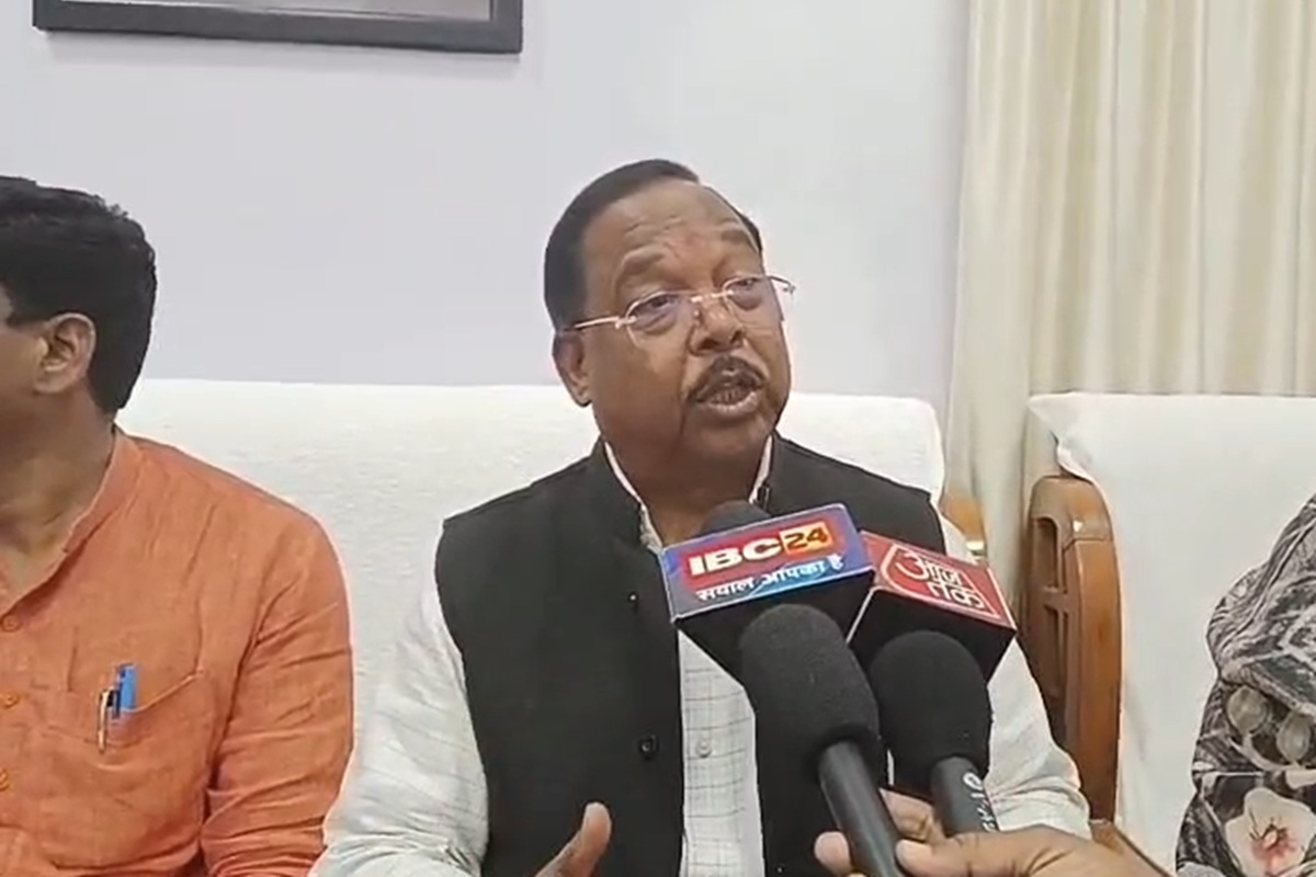 CG Obscene Dance Case: अश्लील डांस को मंत्री रामविचार नेताम ने बताया कला! पूछे गए सवाल तो हंसकर बोले- मैं भी देखकर बताता हूं