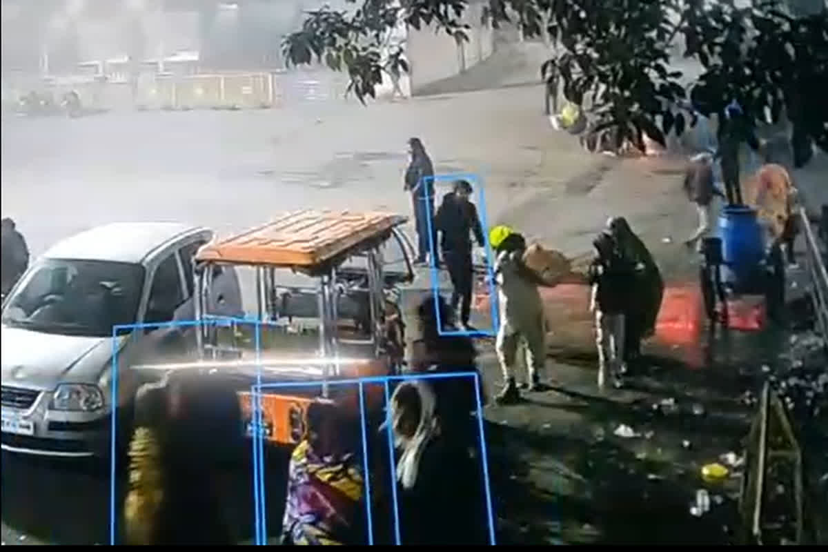 Ratlam Railway Station: रेलवे स्टेशन पर खुल्लम-खुल्ला कांड! बदमाश की करतूत CCTV कैमरे में कैद, वीडियो देख दंग रह गए लोग