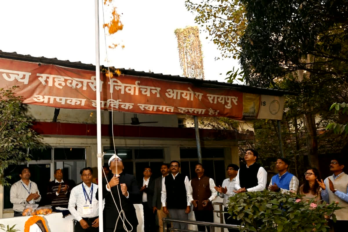 Republic Day Celebration Raipur : जनसम्पर्क संचालनालय में आयुक्त डॉ. रवि मित्तल ने किया ध्वजारोहण, हर्षोल्लास के साथ मनाया गया 77वां गणतंत्र दिवस
