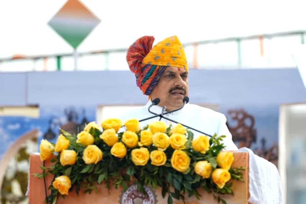 Republic Day 2026: गणतंत्र दिवस पर उज्जैन में सीएम मोहन यादव ने फहराया राष्ट्रीय ध्वज, देशभक्ति से गूंजा कार्तिक मेला ग्राउंड, कहा- मिलकर बनाना है अभ्युदय मध्यप्रदेश