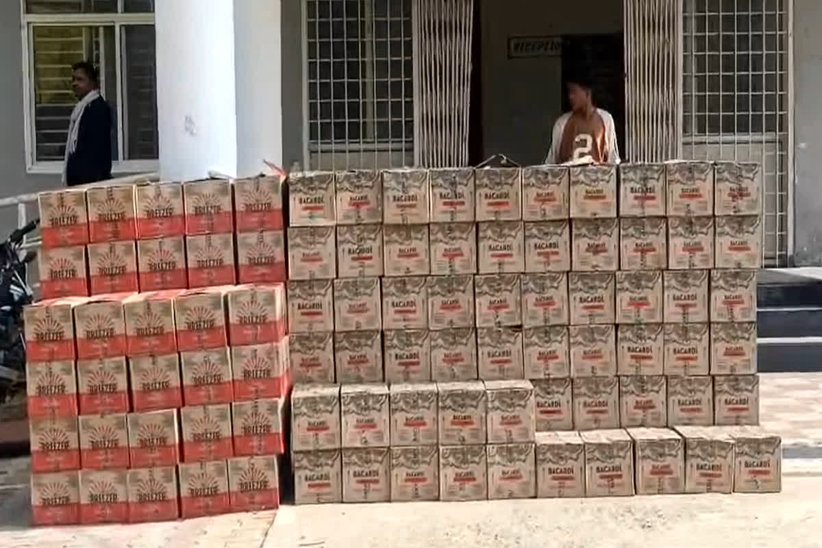 Illegal Liquor Seized: तेज रफ्तार ट्रक को रोककर पुलिस ने की चेकिंग, अंदर का नजारा देख सब हुए हैरान, इस हाल में दो लोग हुए गिरफ्तार