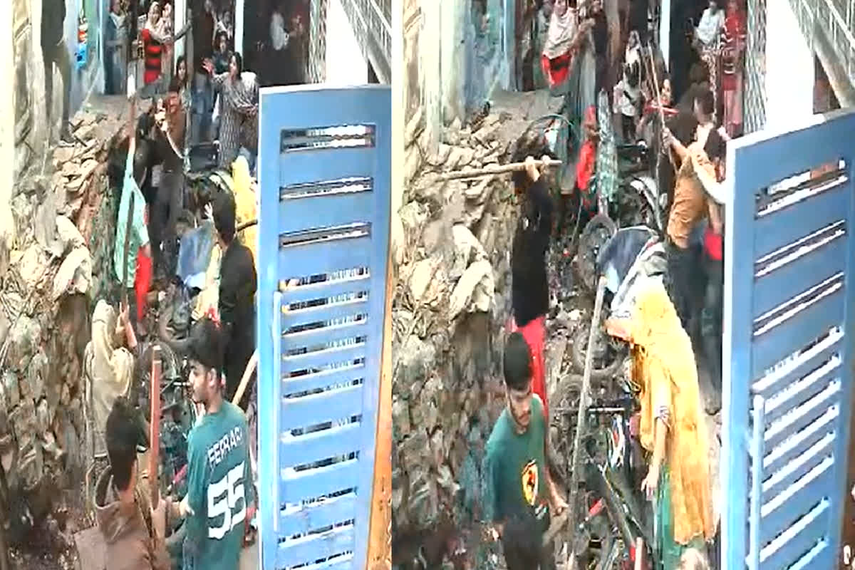 Marpeet Ka Viral Video: कहासुनी से हुई शुरुआत, फिर जमकर चले लाठी-डंडे, जानें आपस में क्यों भीड़ गए दो मुस्लिम परिवार