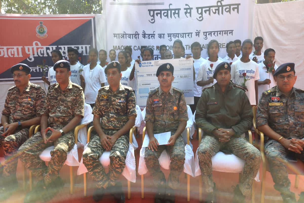 Sukma Naxal Surrender: लाल आतंक को लगा एक और बड़ा झटका, 7 महिलाएं समेत 26 खूंखार नक्सलियों ने किया सरेंडर, इतने लाख रुपए का था इनाम