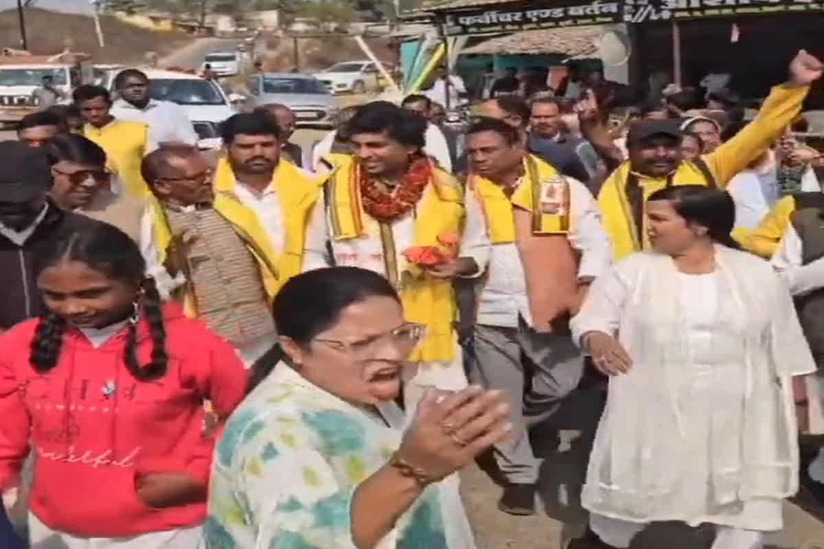 School Student Viral Video: स्कूली छात्रों से कांग्रेस नेता का करवाई ‘शाही स्वागत’, स्कूल टाइम पर लगवाए ये नारे… वीडियो वायरल होने पर अब शिक्षा विभाग का बड़ा एक्शन