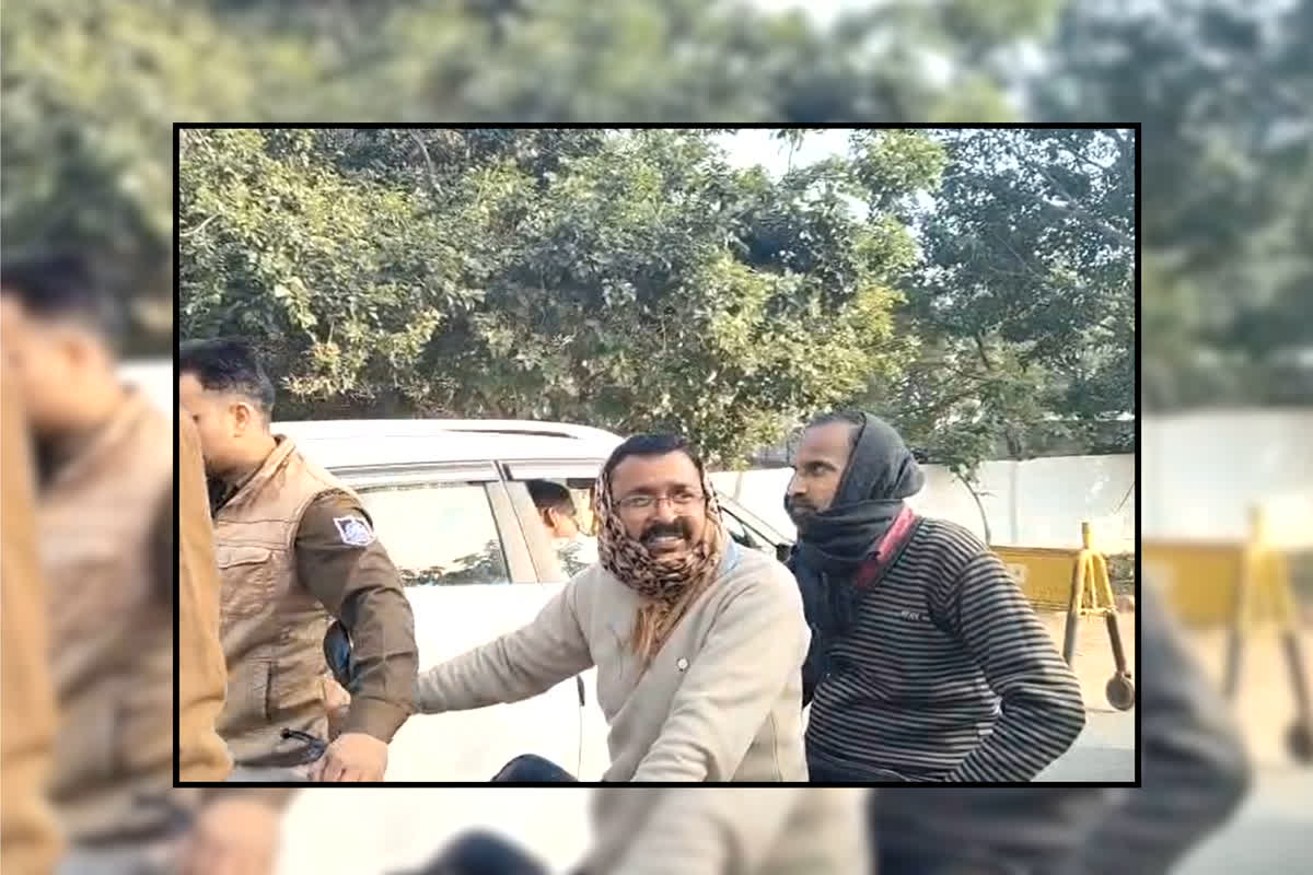 Shivpuri Viral Video: तेरी  वर्दी उतरवा दूंगा”… बीजेपी विधायक के भाई ने पुलिस कांस्टेबल को सरेआम दी धमकी, देखें वायरल वीडियो