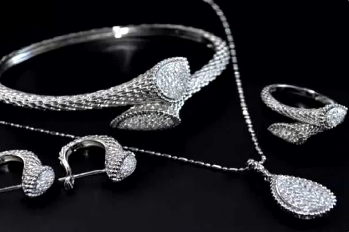 Silver Price Today 5 January 2026: सप्ताह के पहले ही दिन चांदी के भाव में जोरदार उछाल, 2400 रुपये तोला के पार सिल्वर, अब खरीदार कर रहे सस्ता होने का इंतजार!