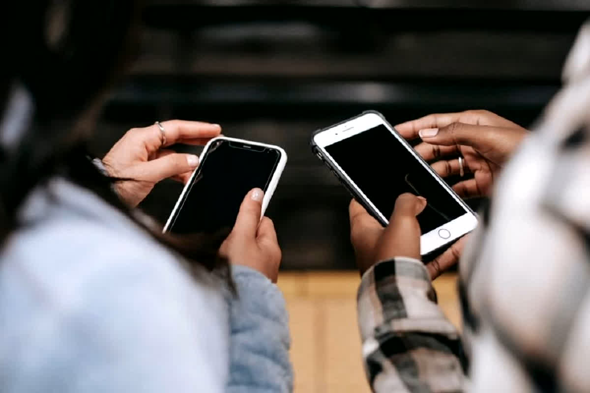 Big Changes in Smartphones: AI से बैटरी तक सब बदलेगा! 2026 में मिलेगा बड़ा अपग्रेड, लेकिन कीमतें बढ़ा सकती हैं आपकी टेंशन!