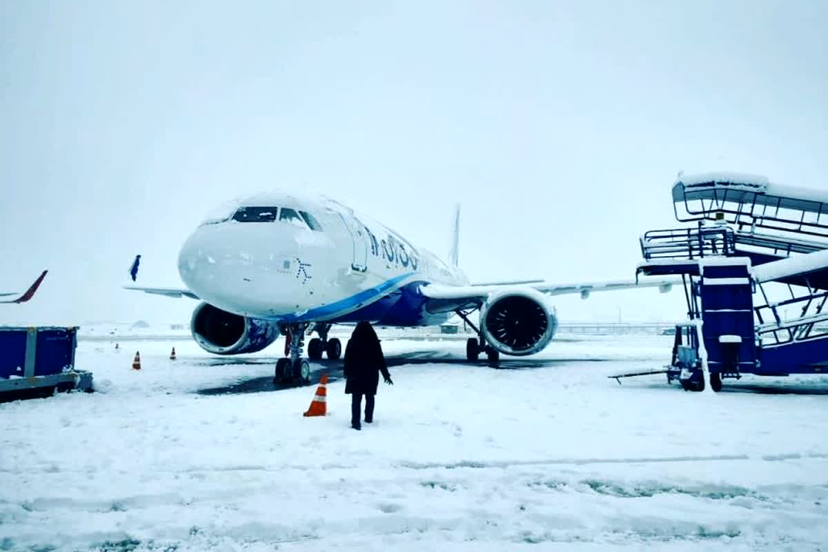 Srinagar Flight Cancelled: यात्रीगण कृपया ध्यान दें! अचानक रद्द हुईं कई फ्लाइट्स, एयरपोर्ट पर मचा हड़कंप, फ्लाइट बुक करने से पहले देख ले पूरी लिस्ट
