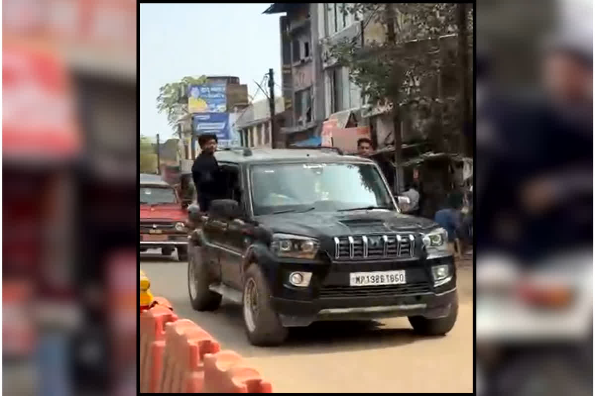 Student Video Viral: फेयरवेल पर पहुँचने से पहले जीप में छात्र करने लगा ऐसा काम, बीच सड़क लोगों ने बना लिया वीडियो, सेकेंड्स में हो गया वायरल