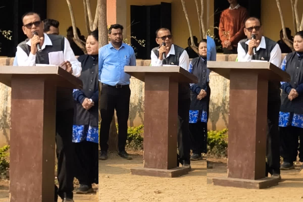 Teacher Viral Video:  ‘बच्चों से डर रहे हैं शिक्षक…,’ गणतंत्र दिवस मंच से बीजेपी नेताओ के सामने छलका प्राचार्य का दर्द, बोले- सजा दो तो…