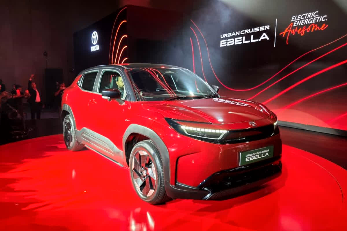 Toyota Urban Cruiser Ebella Price: लो आ गई Toyota की पहली EV! 500+ की रेंज और स्मार्ट टेक्नोलॉजी के साथ अब ड्राइविंग का मजा दोगुना, देखें क्या खास है इस SUV में!