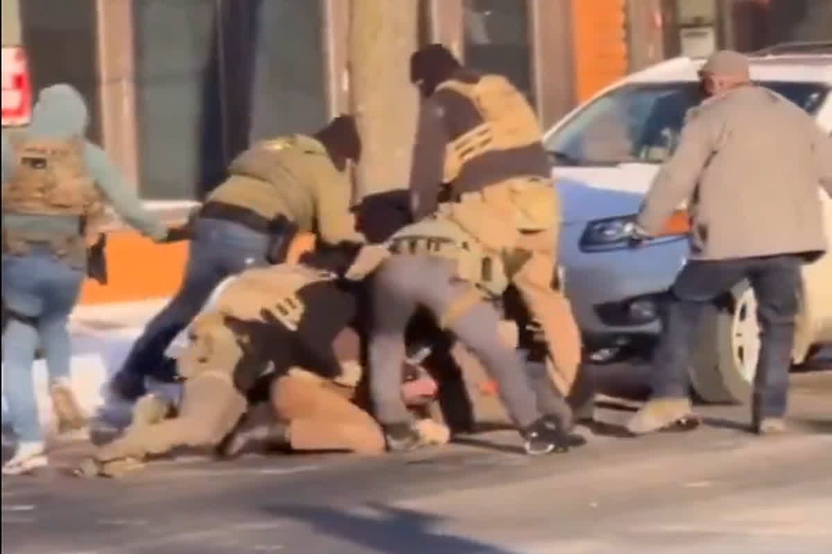 US ICE Shooting: अमेरिका में दिनदहाड़े फायरिंग! ICE एजेंट्स ने अमेरिकी नागरिक को गोलियों से भून डाला, शहर में हत्या से मचा हड़कंप