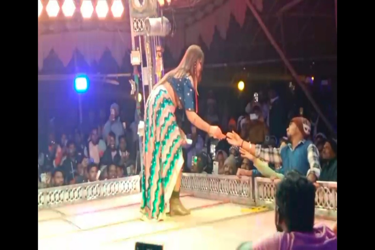 Gariaband Obscene Dance Video: गरियाबंद अश्लील डांस मामले में आया ट्विस्ट, डांस देखने पहुंचे भाजपा नेता का वीडियो आया सामने, कांग्रेस ने किया शेयर​