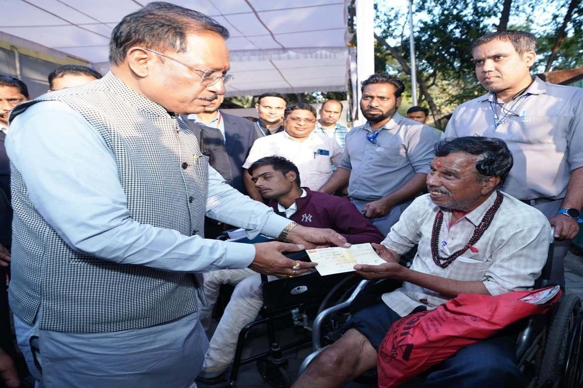 Raipur News: मुख्यमंत्री विष्णु देव साय ने मौके पर सुलझाईं समस्याएँ, संबंधित अधिकारियों को मौके पर ही दिए निर्देश