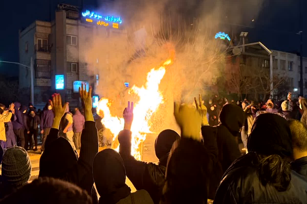 Iran Protests: तुरंत ईरान छोड़ें भारत के नागरिक, भारतीय दूतावास ने जारी की एडवाइजरी, देखें